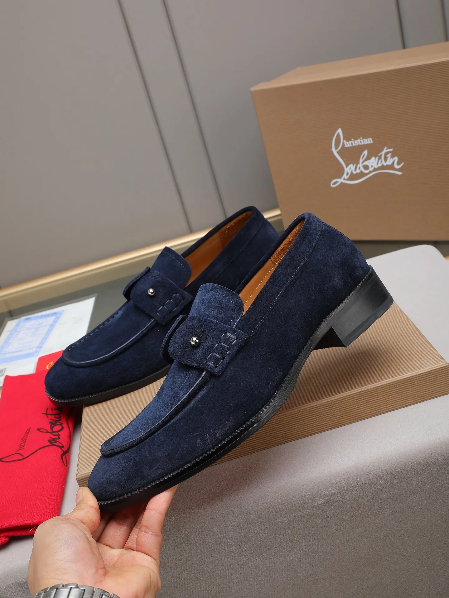 PP580 CL New formal dress shoes Christia* Loubouti* red-soled shoes GREGGO men's Oxford shoes Official price Made of imported high-mercerized suede, glossy small square tip design, iconic red outsole, extremely personalized shoe style, original color cowhide lining, original Italian leather outsole; fine workmanship, bringing you a luxurious experience. Clean silhouette and straightforward, GREGGO men's Oxford shoes It is an Oxford shoe type born for city roaming. Standard leather shoe size: 38～44# (45🉑️customized)
